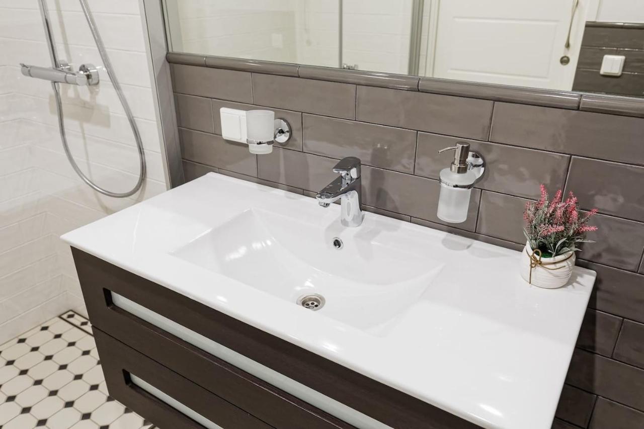 Central Apartments, Quiet With Free Parking And Ac. Tallinn Exterior foto